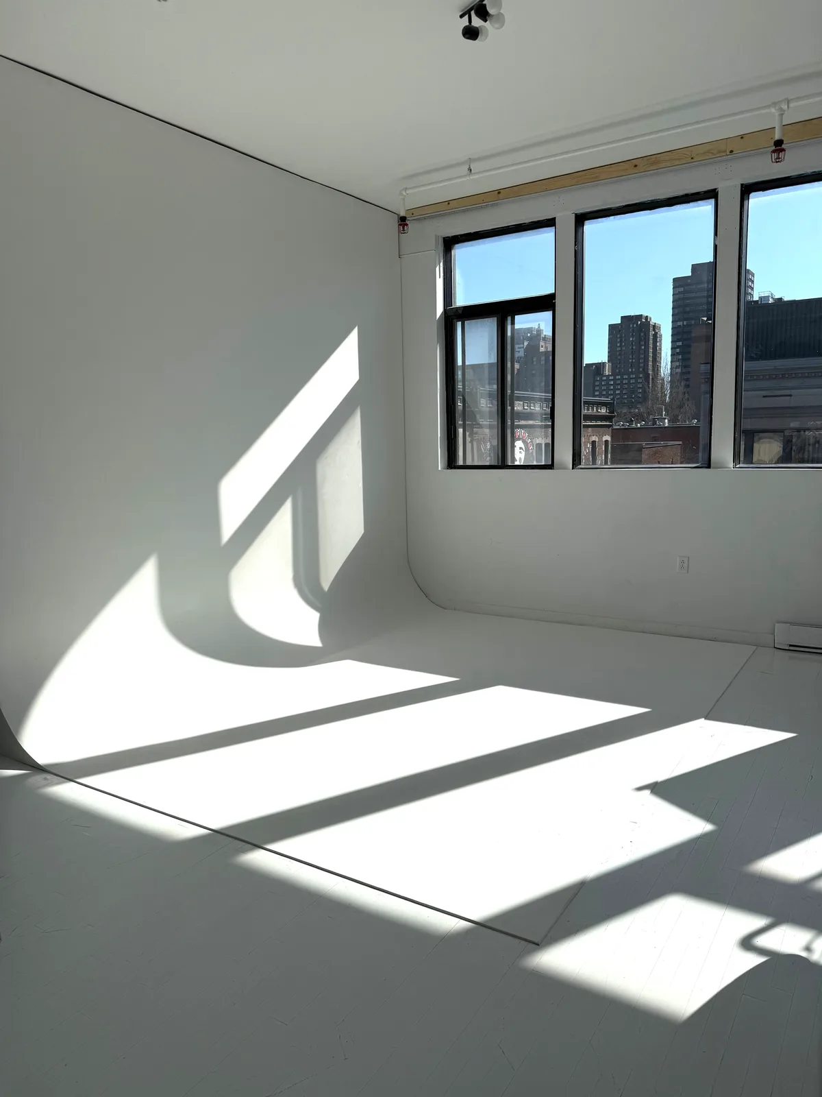 Modern Creative Studio on Boulevard Saint-Laurent, 139 sqm, photo shoot, pop-up rental in Montréal, second interior view