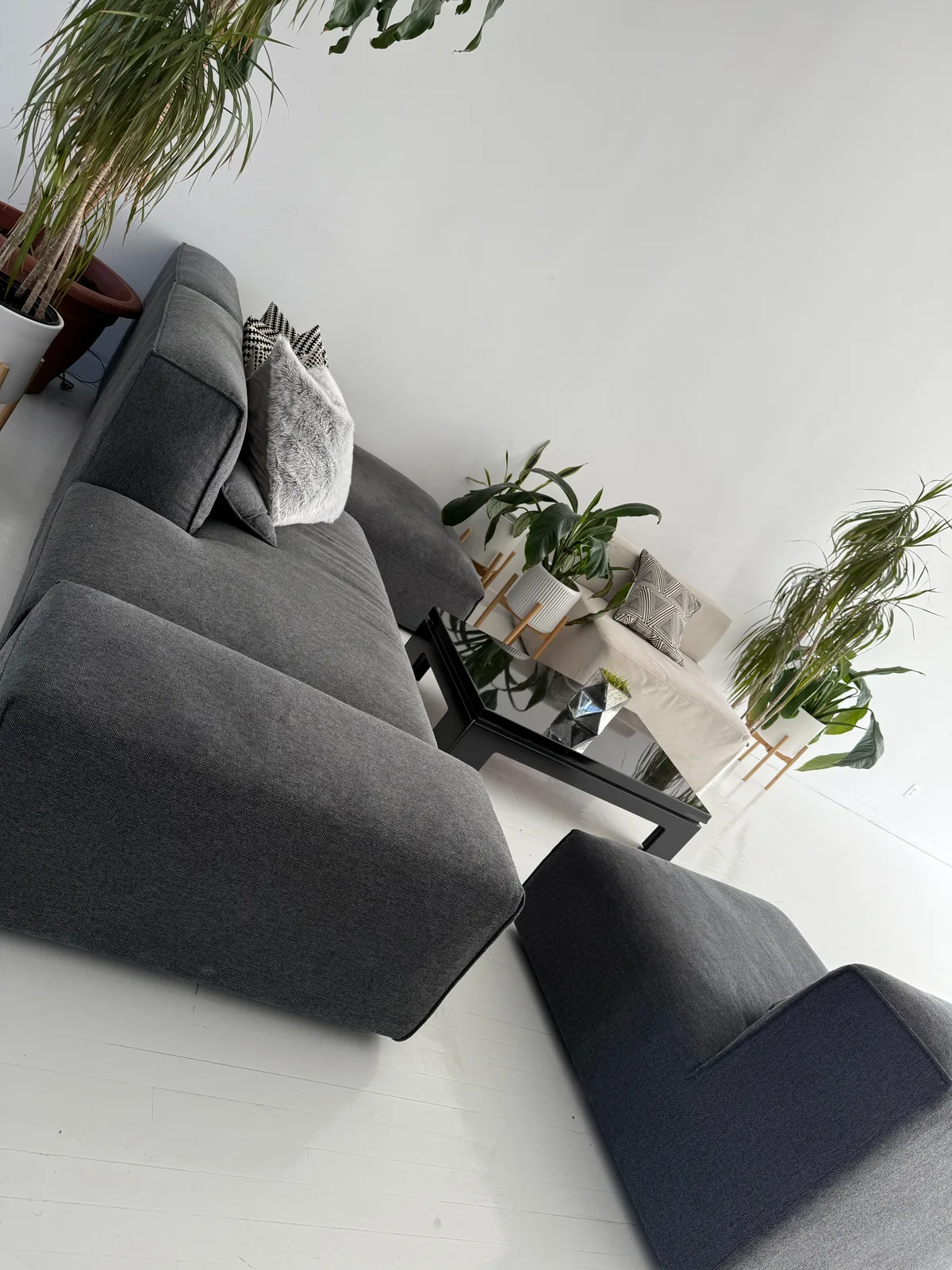 Modern Creative Studio on Boulevard Saint-Laurent, 139 sqm, photo shoot, pop-up rental in Montréal, third interior view