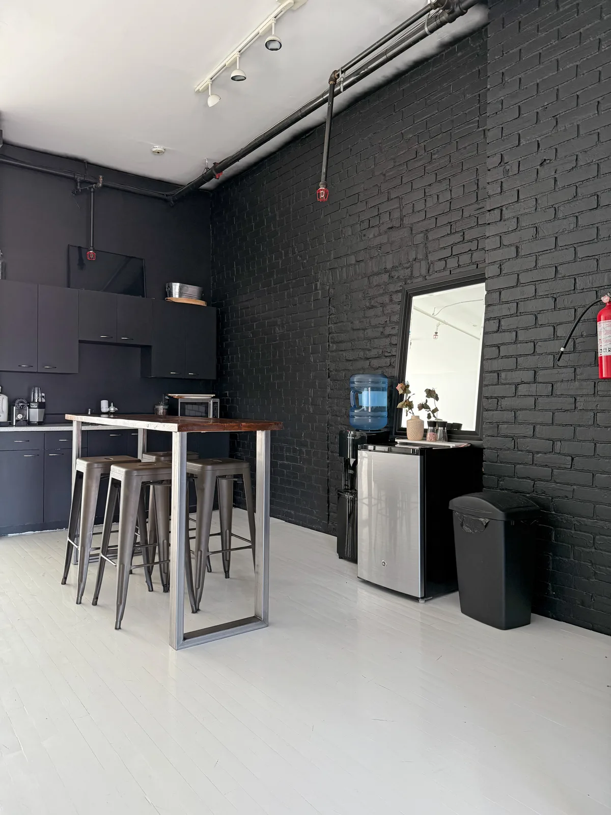 Modern Creative Studio on Boulevard Saint-Laurent, 139 sqm, photo shoot, pop-up rental in Montréal, additional interior view