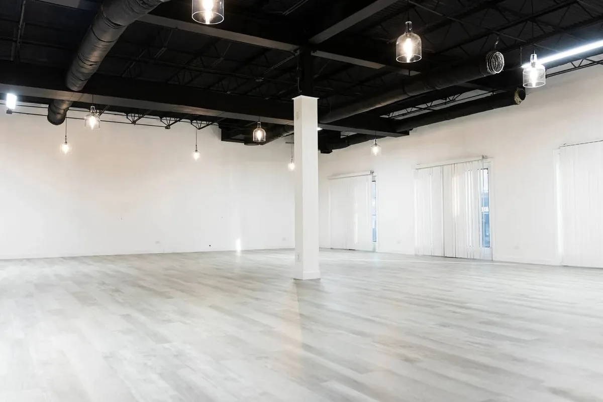 Modern Event Space with Versatile Layout in Portage Park, 297 sqm, pop up store in Chicago