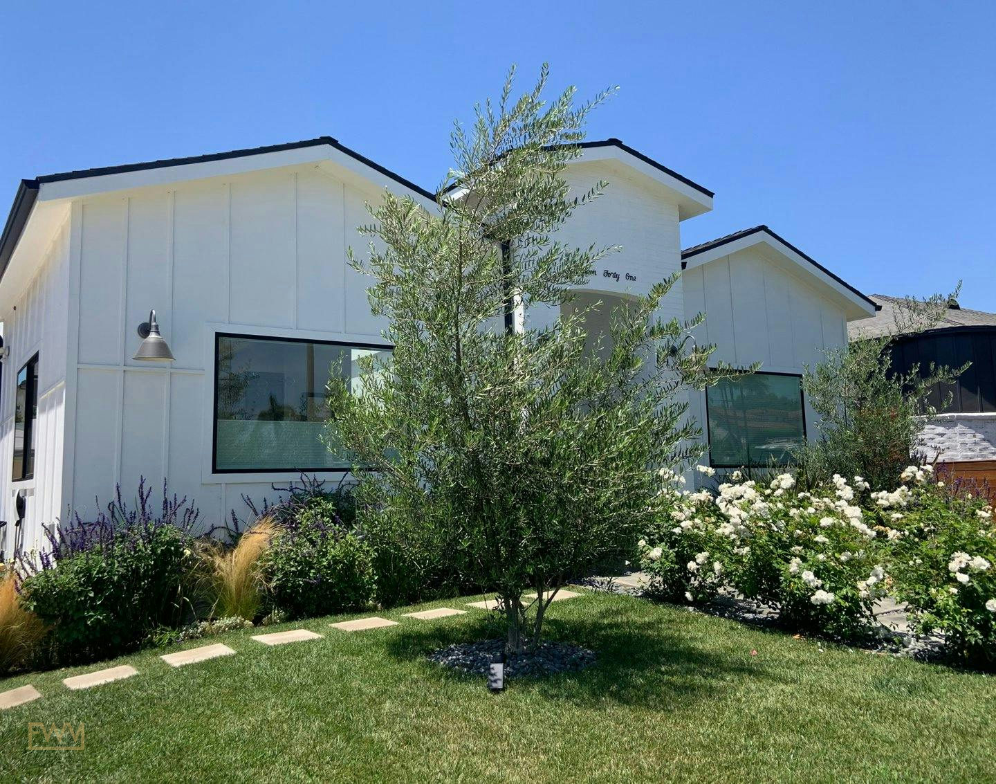 Modern Farmhouse with Beautiful Landscaping in Los Angeles, 242 sqm, pop up store