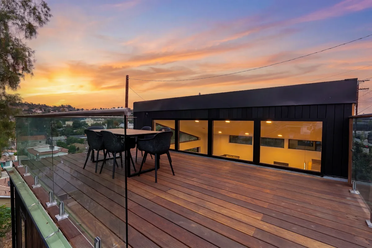Modern Hillside Retreat with Rooftop Deck and Expansive Views, 87 sqm, photo shoot, pop-up rental in Los Angeles
