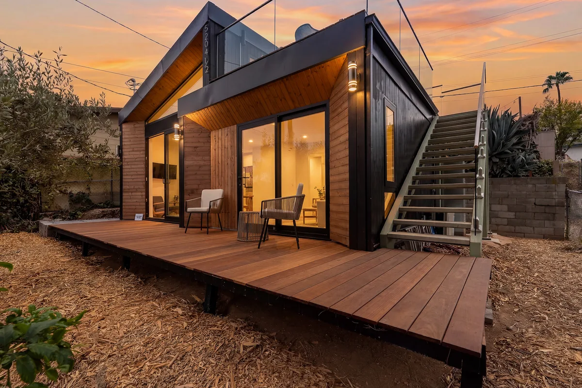 Modern Hillside Retreat with Rooftop Deck and Expansive Views, 87 sqm, photo shoot, pop-up rental in Los Angeles, interior v…