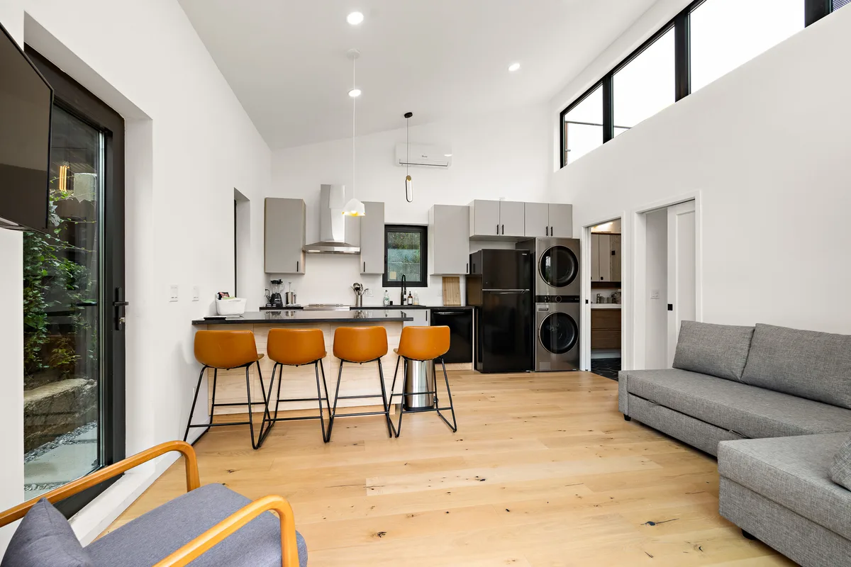 Modern Hillside Retreat with Rooftop Deck and Expansive Views, 87 sqm, photo shoot, pop-up rental in Los Angeles, additional…