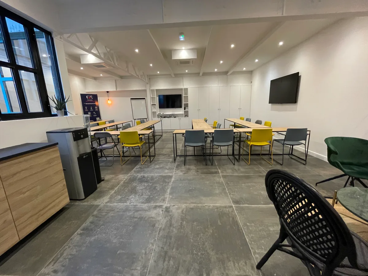 Modern Industrial Meeting Space for Productive Gatherings