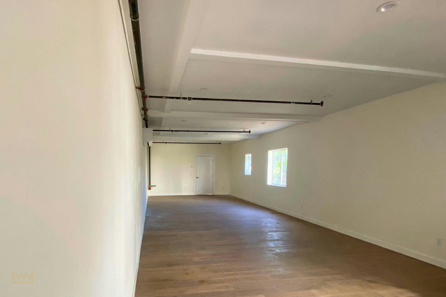 Modern Live-Work Studio on West Washington Boulevard, 79 sqm, showroom presentation, pop-up rental in Los Angeles