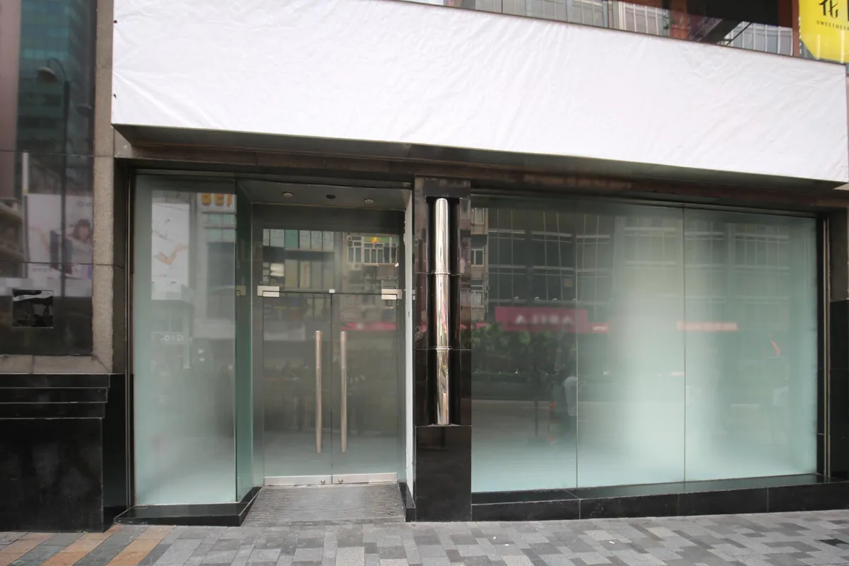 Modern Mall Shop with Glass Frontage in Jordan, 101 sqm, pop up store in Hong Kong