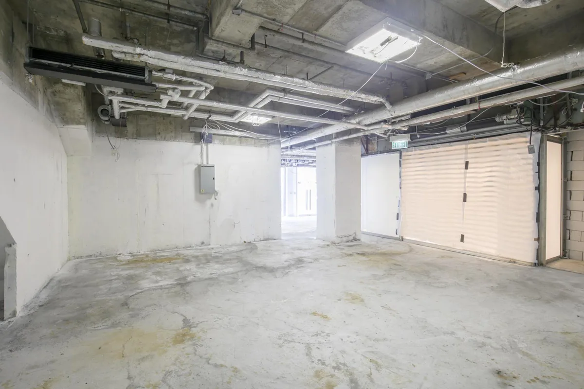 Modern Mall Shop with Glass Frontage in Jordan, 101 sqm, pop up store in Hong Kong, interior view