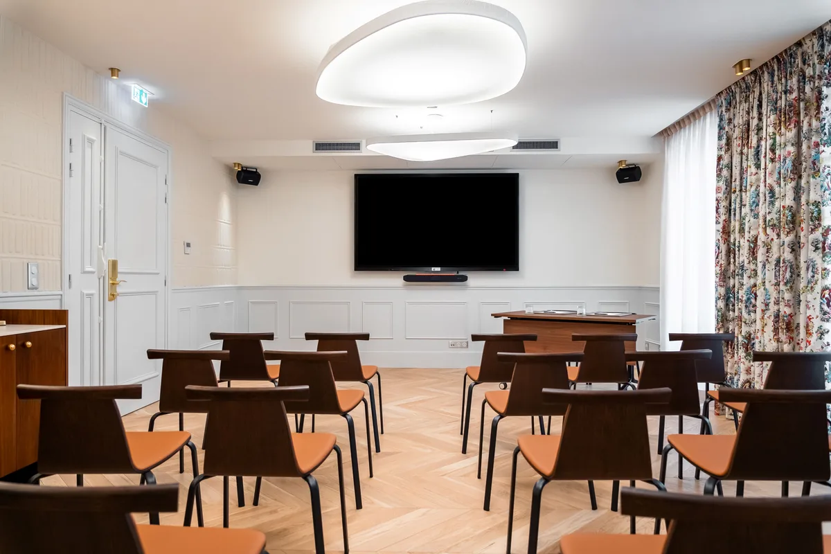 Modern Meeting Room with Advanced Equipment, 35 sqm, showroom presentation, pop-up rental in Paris, interior view