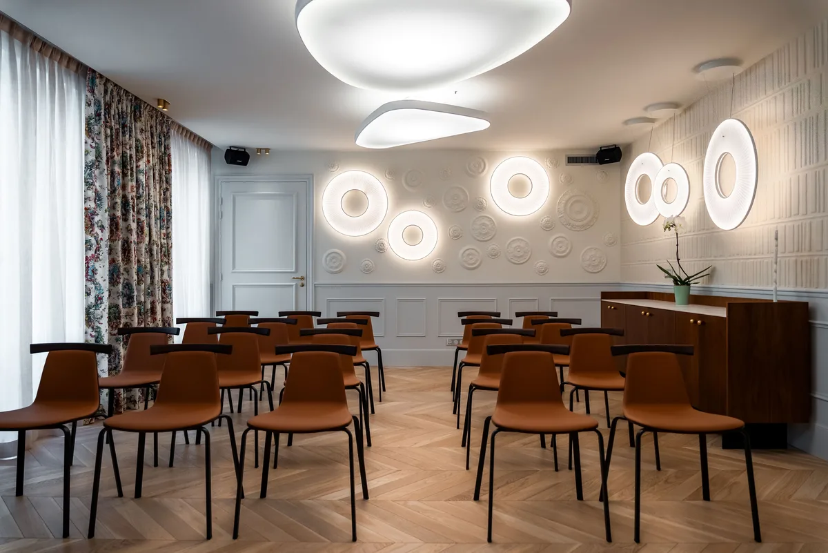 Modern Meeting Room with Advanced Equipment, 35 sqm, showroom presentation, pop-up rental in Paris, second interior view