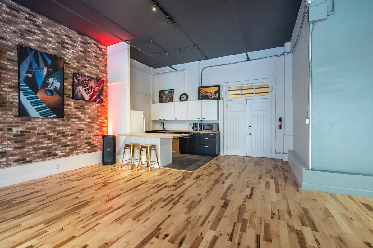 Modern Multi-Event Studio for Creative Gatherings, 114 sqm, workshop, pop-up rental in Montréal, second interior view