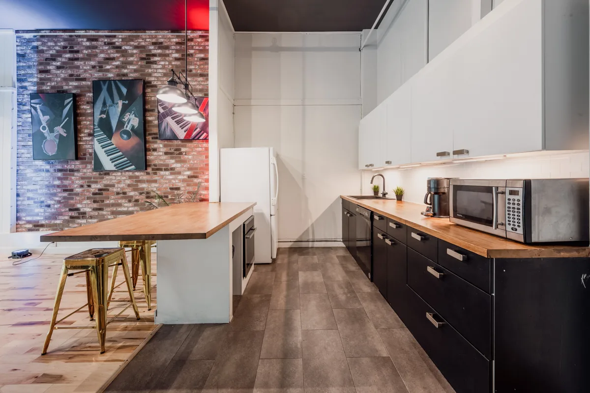 Modern Multi-Event Studio for Creative Gatherings, 114 sqm, workshop, pop-up rental in Montréal, third interior view