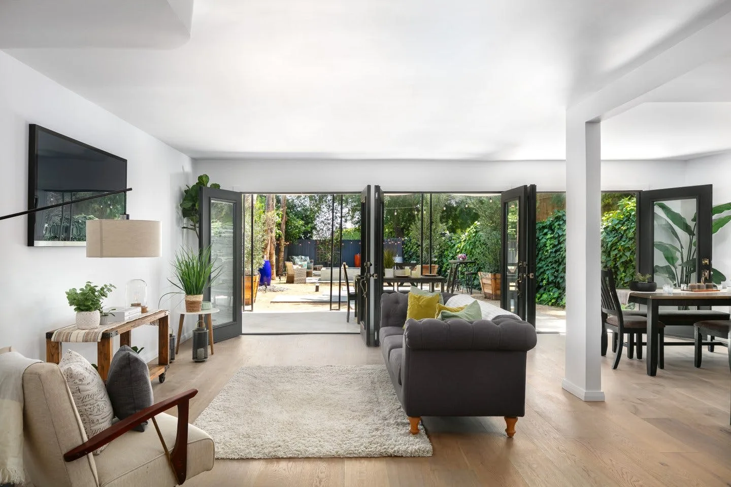 Modern Oasis Luxury Estate in Toluca Lake — 2