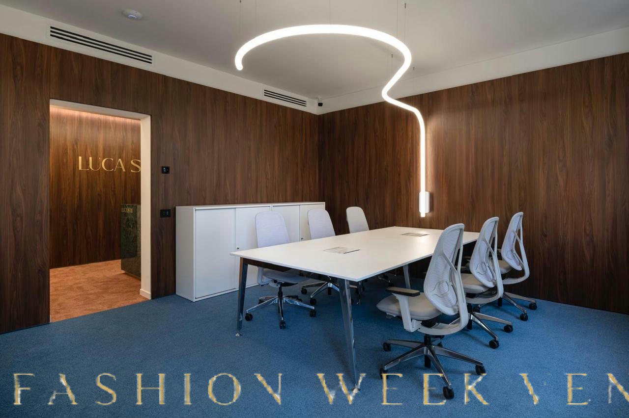 Modern Open Workstation with Ergonomic Seating, 40 sqm, retail activation, pop-up rental in Milano