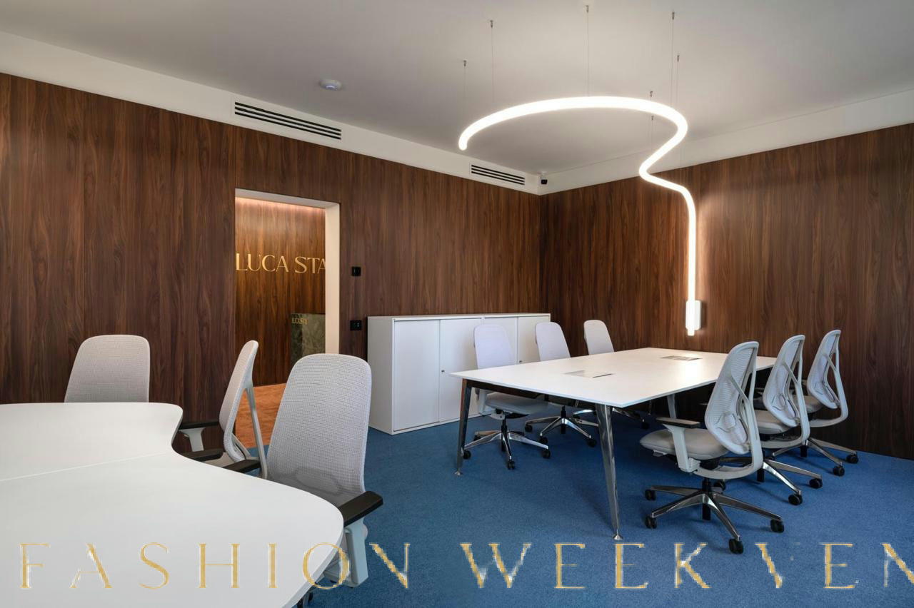 Modern Open Workstation with Ergonomic Seating, 40 sqm, retail activation, pop-up rental in Milano, second interior view