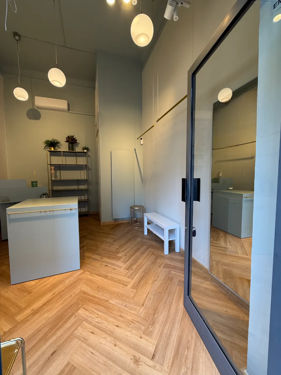 Modern Pop-Up Shop in Fashion District, 20 sqm, pop up store in Milano, interior view