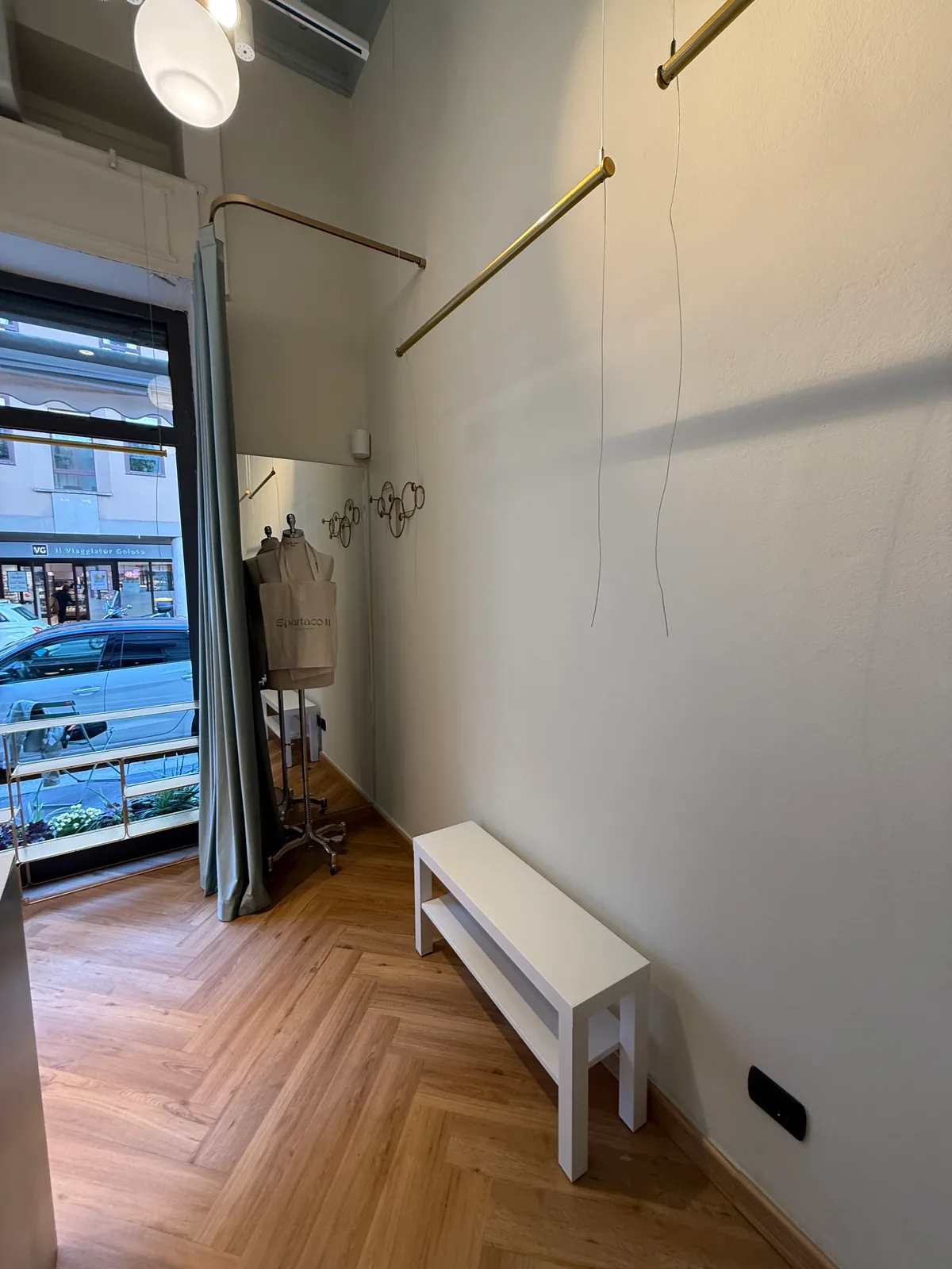 Modern Pop-Up Shop in Fashion District, 20 sqm, pop up store in Milano, additional interior view
