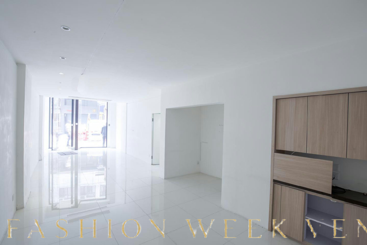 Modern Retail Space with Stock Room in Central, 125 sqm, gallery showing, pop-up rental in Hong Kong