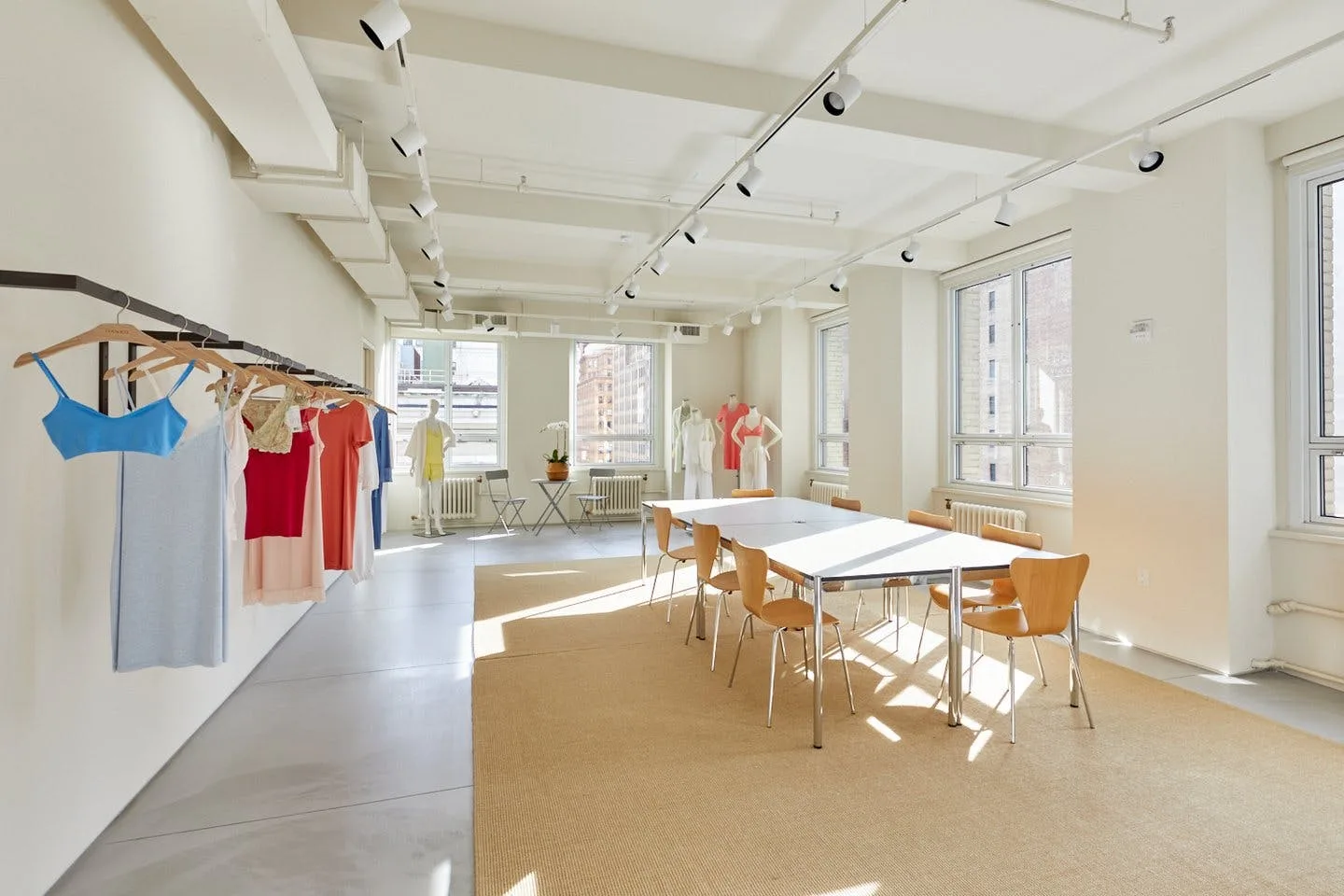 Modern Showroom Opposite the Empire State Building — 2