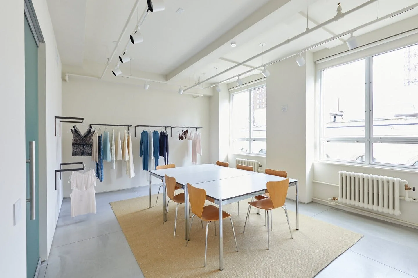 Modern Showroom Opposite the Empire State Building — 3