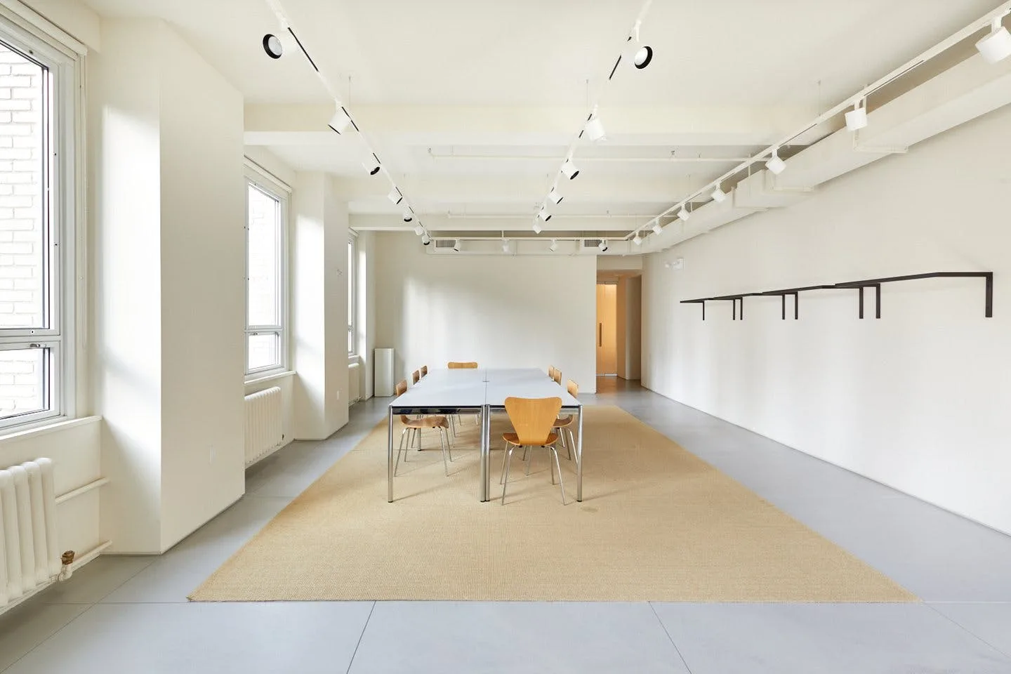 Modern Showroom Opposite the Empire State Building — 4