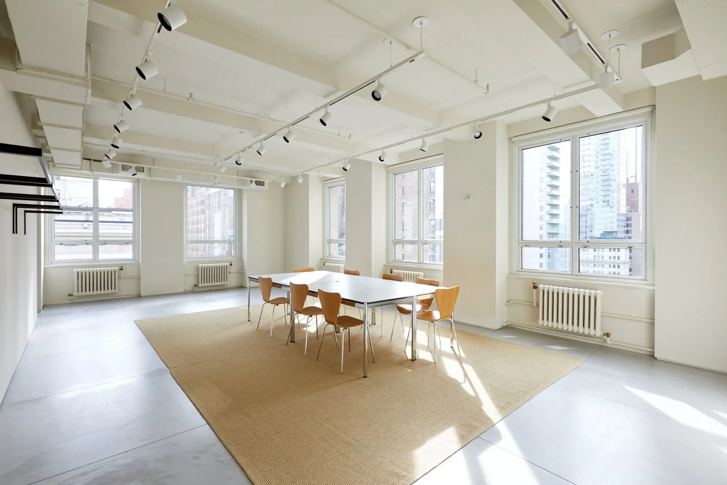 Modern Showroom Opposite the Empire State Building — 5
