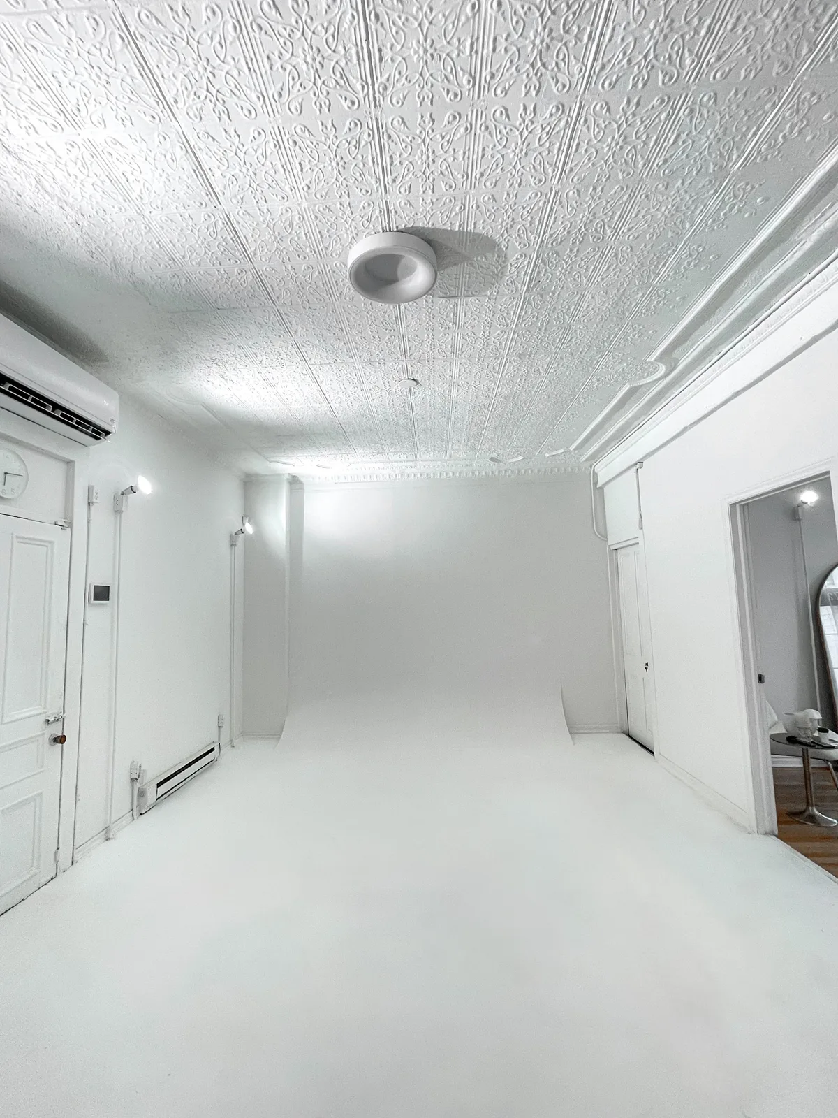 Modern Studio with Cyclorama Wall and Natural Light, 69 sqm, content creation, pop-up rental in Montreal