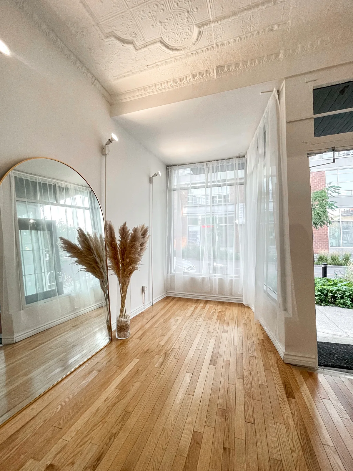 Modern Studio with Cyclorama Wall and Natural Light, 69 sqm, content creation, pop-up rental in Montreal, second interior vi…