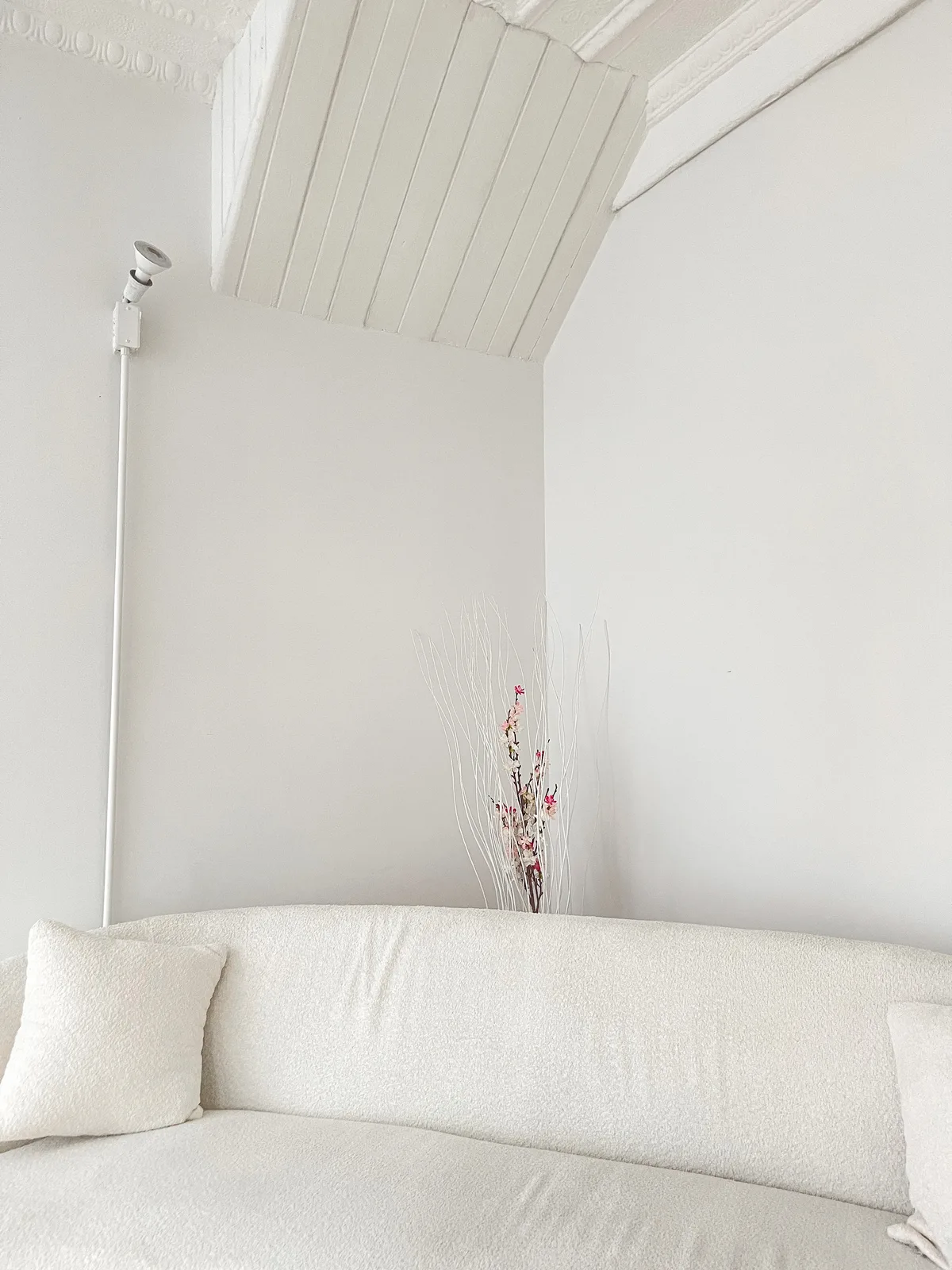 Modern Studio with Cyclorama Wall and Natural Light, 69 sqm, content creation, pop-up rental in Montreal, additional interio…