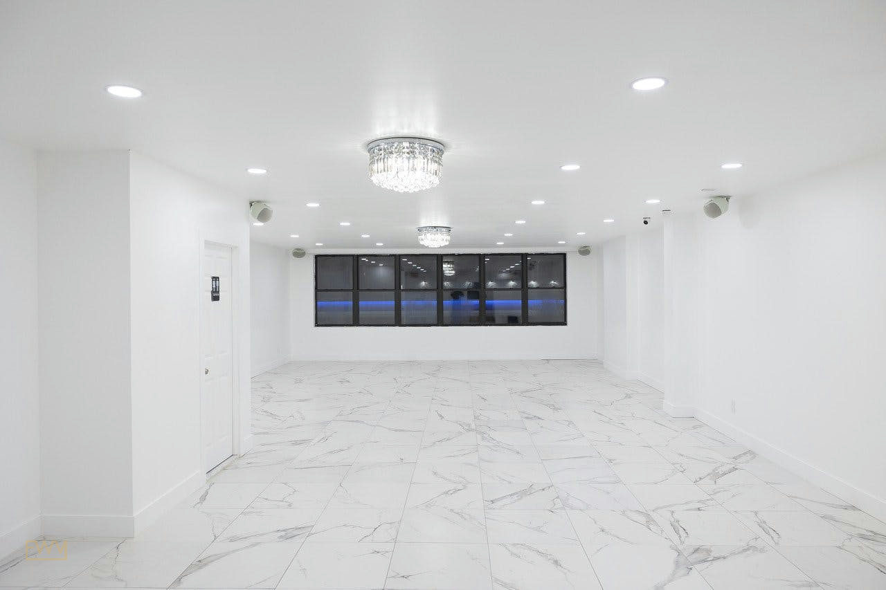 Modern White Canvas Event and Showroom Space in Brooklyn, 158 sqm, photo shoot, pop-up rental