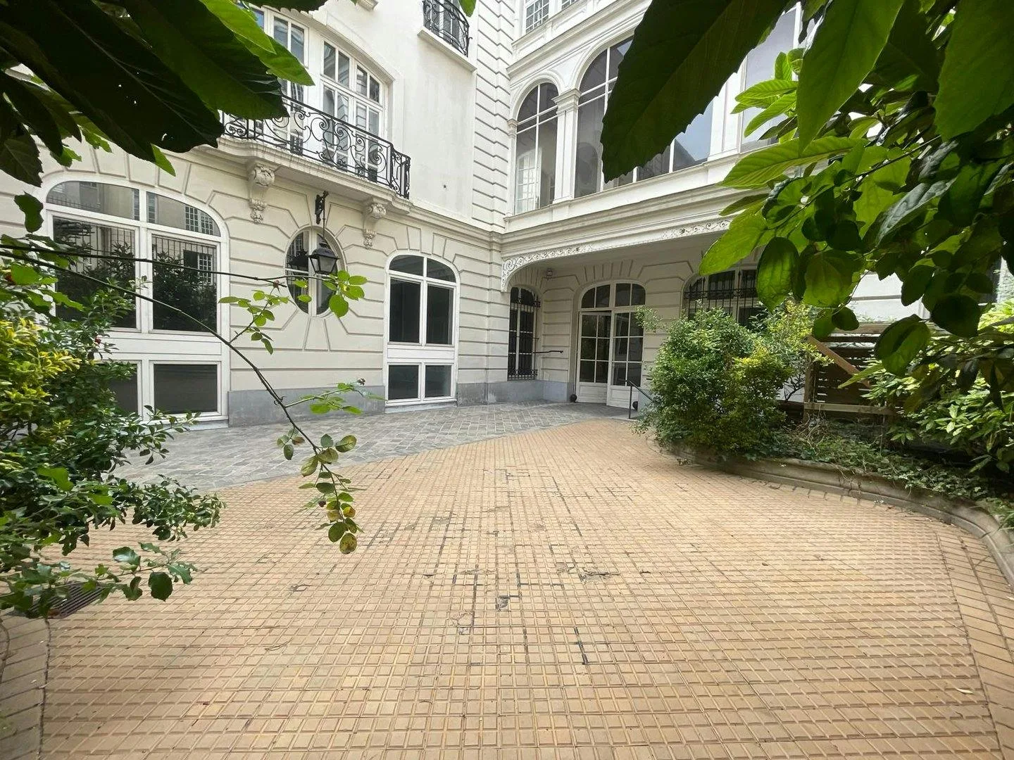 Multi-Floor Mansion for Offices and Showrooms in Paris 16th — 3