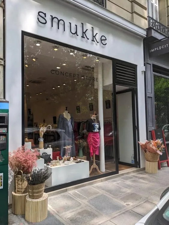 Multipurpose 100 sqm Commercial Space on Rue de Babylone