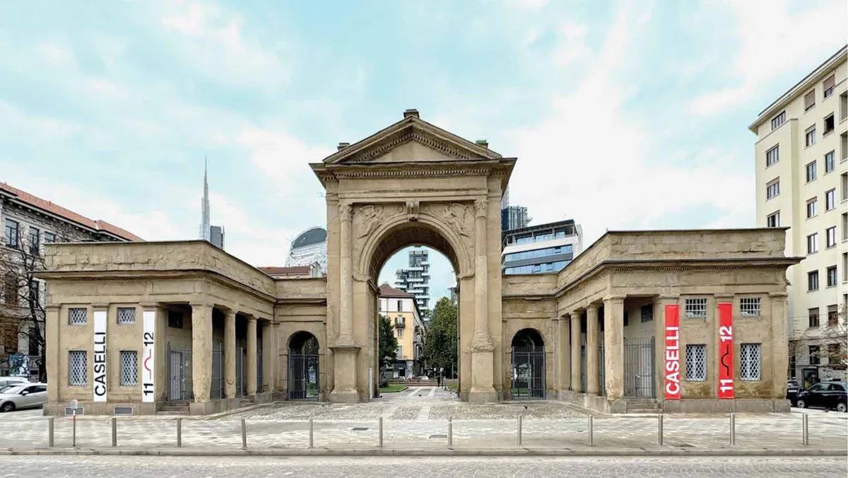 Neoclassical Commercial Space in Milan's Porta Nuova, 200 sqm, showroom presentation, pop-up rental in Milano