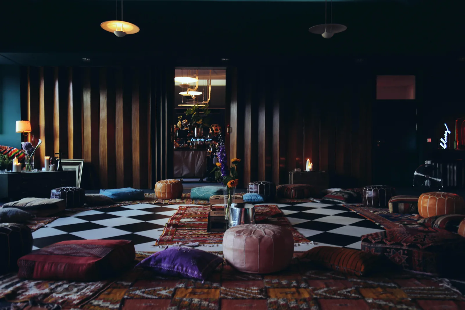 Neon Art Studio: 330 sqm Adaptable Commercial Space in Berlin