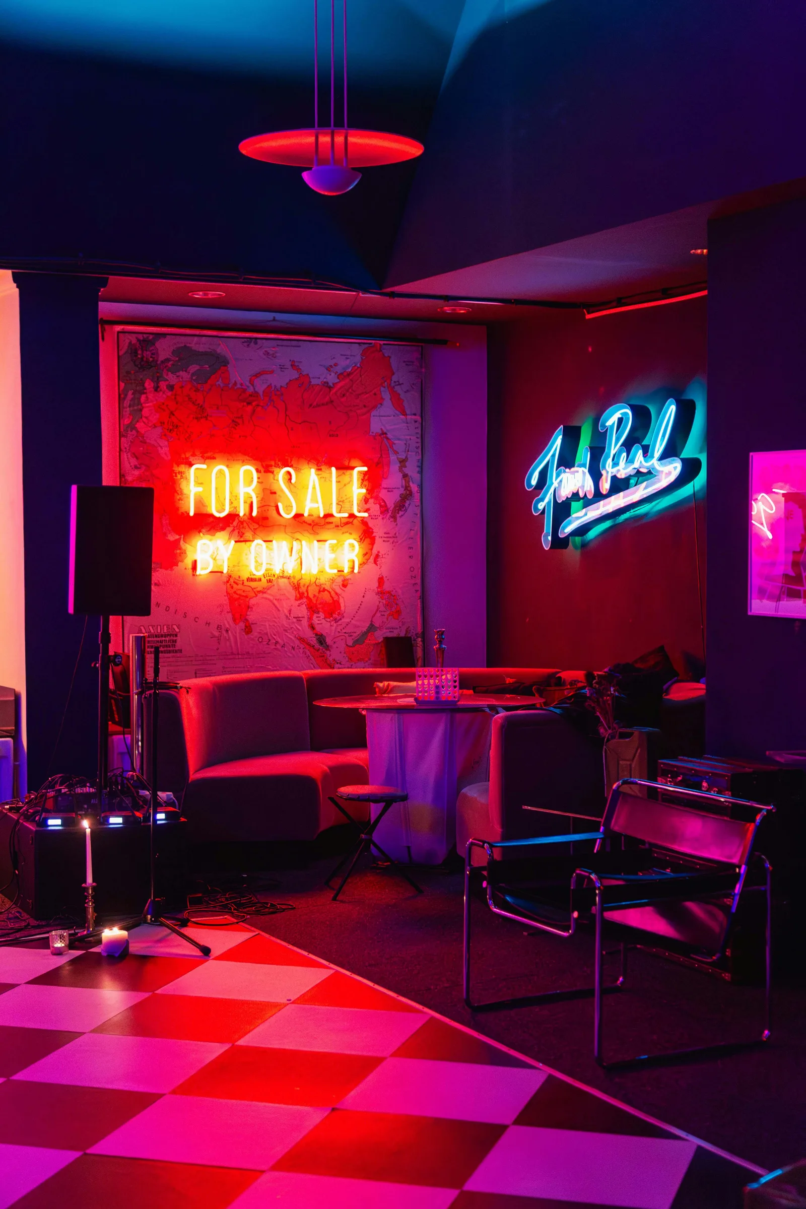 Neon Art Studio: 330 sqm Adaptable Commercial Space in Berlin — 4