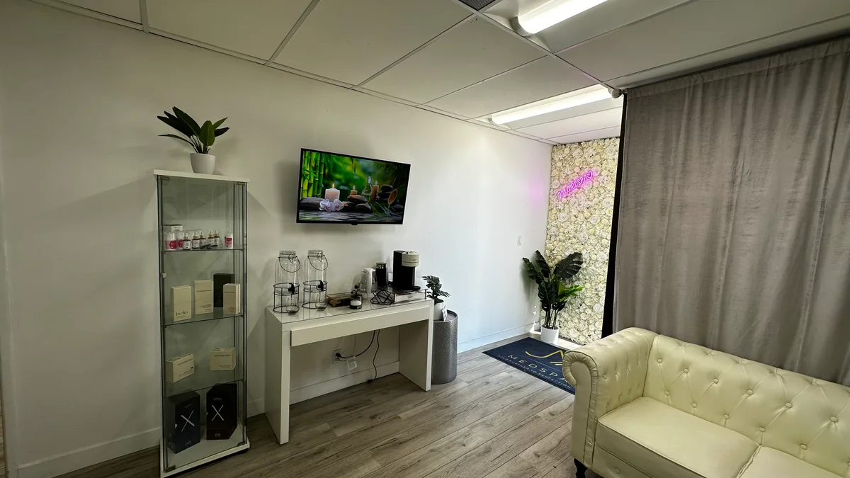 New Spa with Two Rooms and Reception Area, 93 sqm, showroom presentation, pop-up rental in Los Angeles