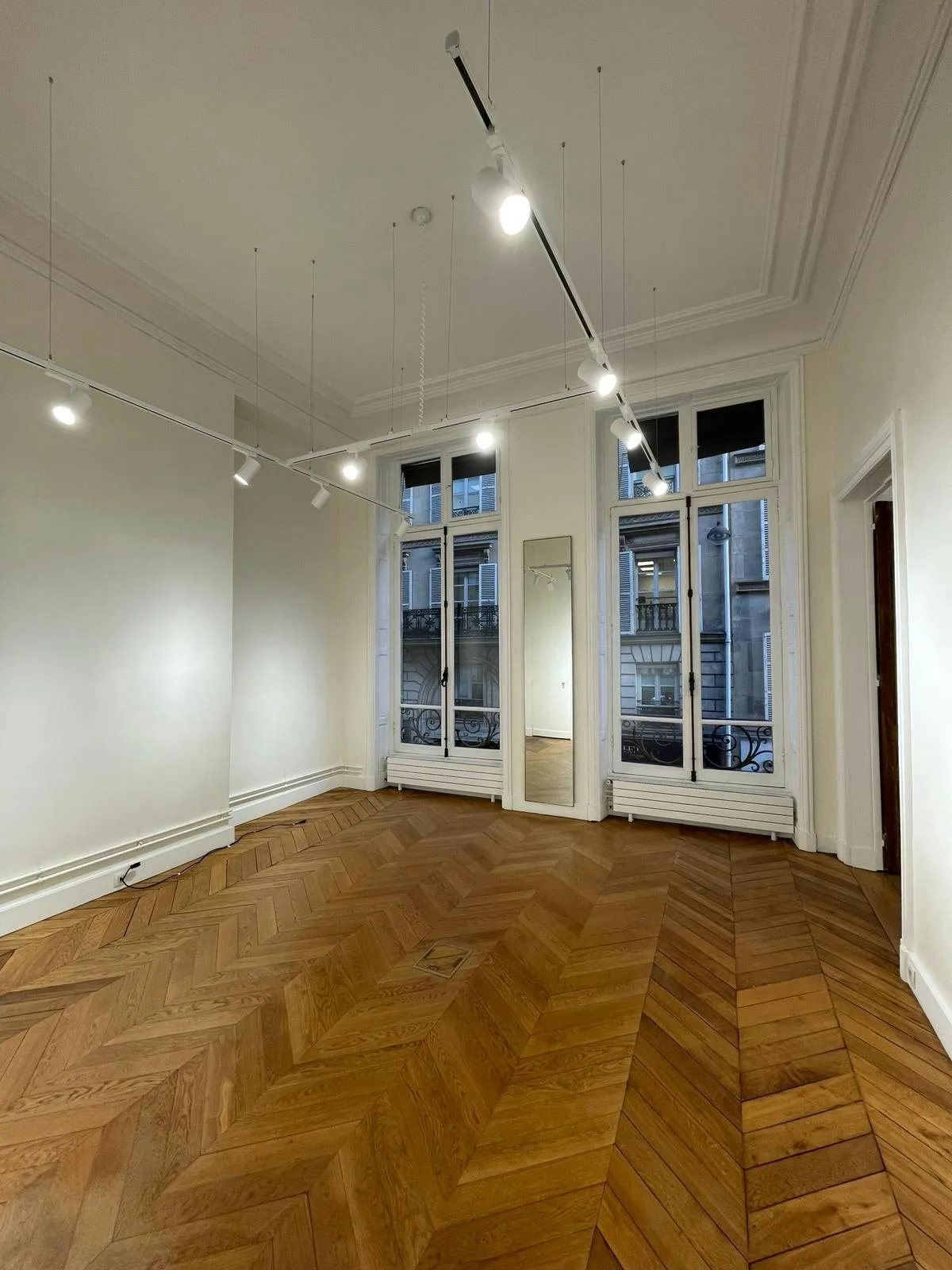Newly Renovated 200 sqm Showroom on Rue Cambon, Paris — 2