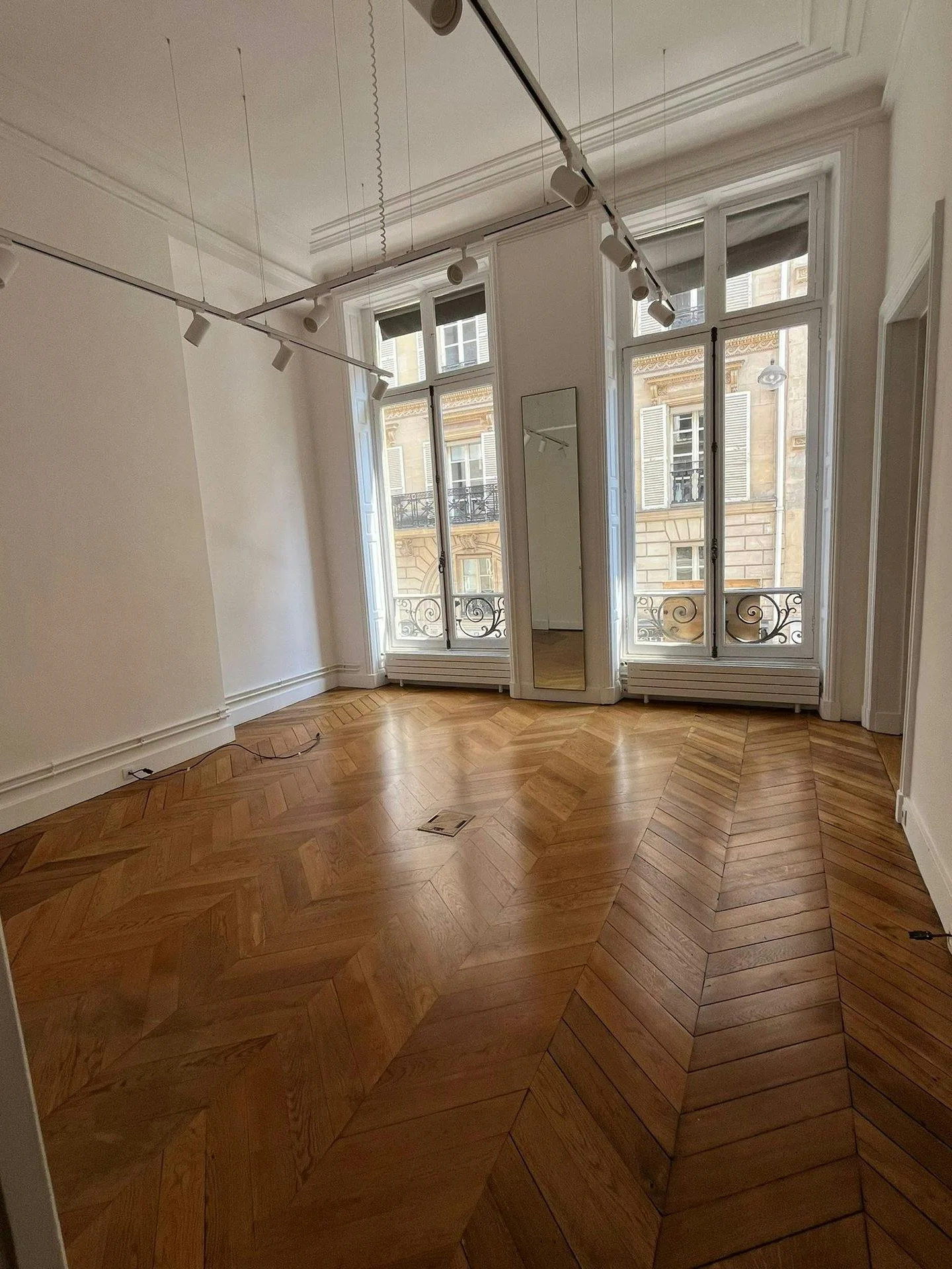 Newly Renovated 200 sqm Showroom on Rue Cambon, Paris — 3