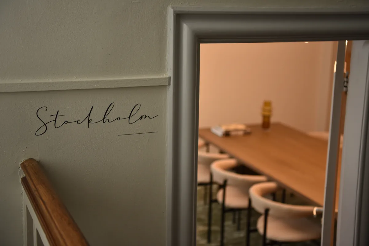 Nordic-Style Meeting Room and Office Space for Rent, 8 sqm, networking event, pop-up rental in Amsterdam, interior view