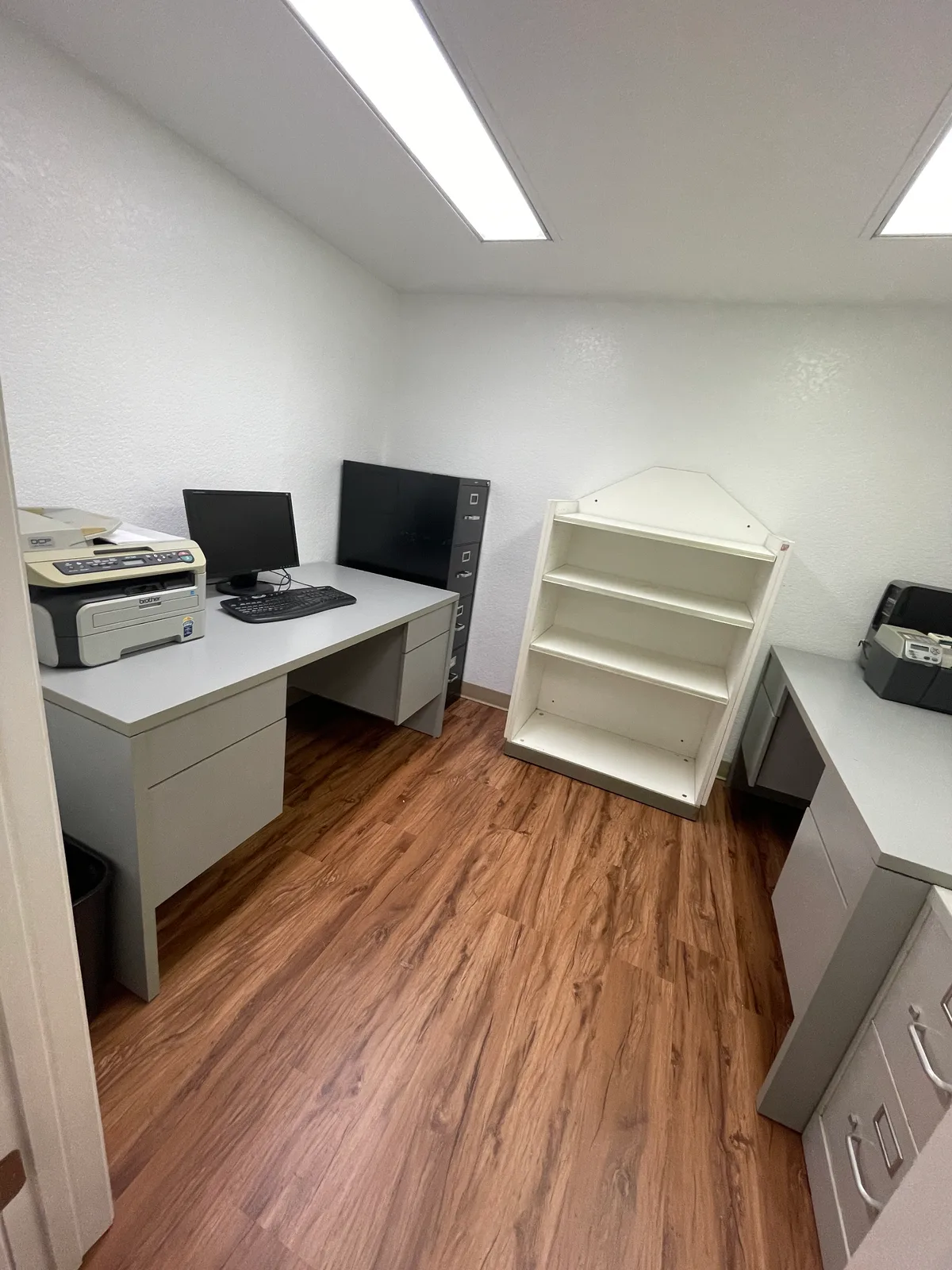 Office Room in Flooring Showroom with Parking Available, 7 sqm, showroom presentation, pop-up rental in Summerfield