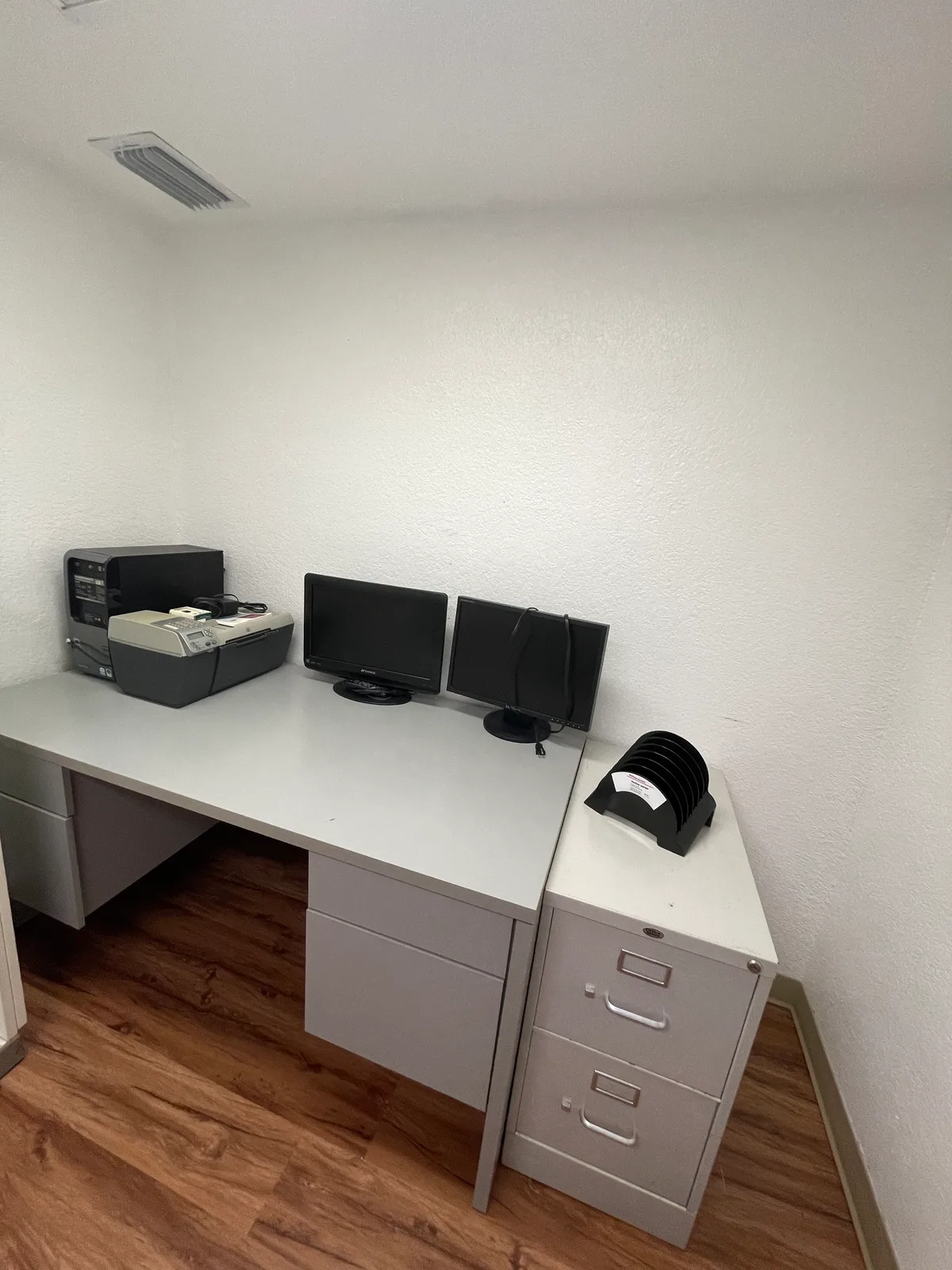 Office Room in Flooring Showroom with Parking Available, 7 sqm, showroom presentation, pop-up rental in Summerfield, interio…