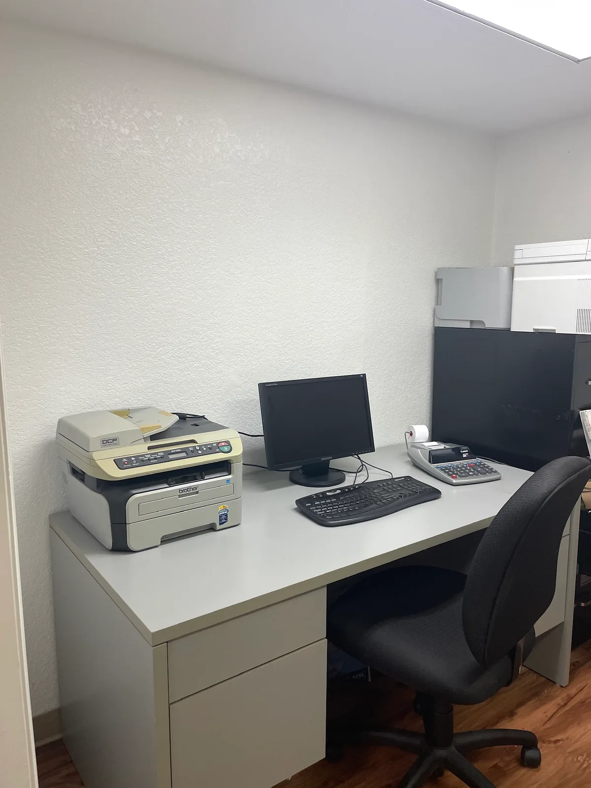 Office Room in Flooring Showroom with Parking Available, 7 sqm, showroom presentation, pop-up rental in Summerfield, second…