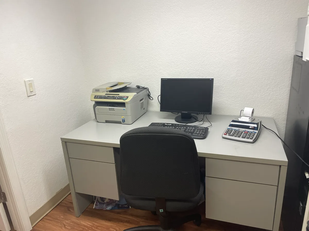 Office Room in Flooring Showroom with Parking Available, 7 sqm, showroom presentation, pop-up rental in Summerfield, additio…