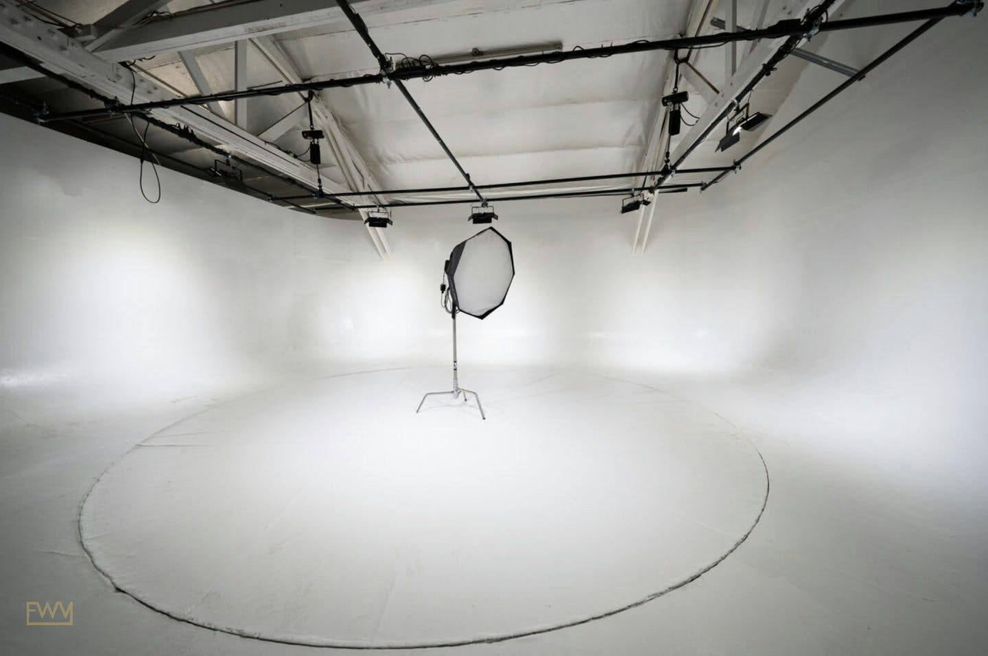 Olympic 3 Car Photography Studio in Los Angeles, 181 sqm, pop up store