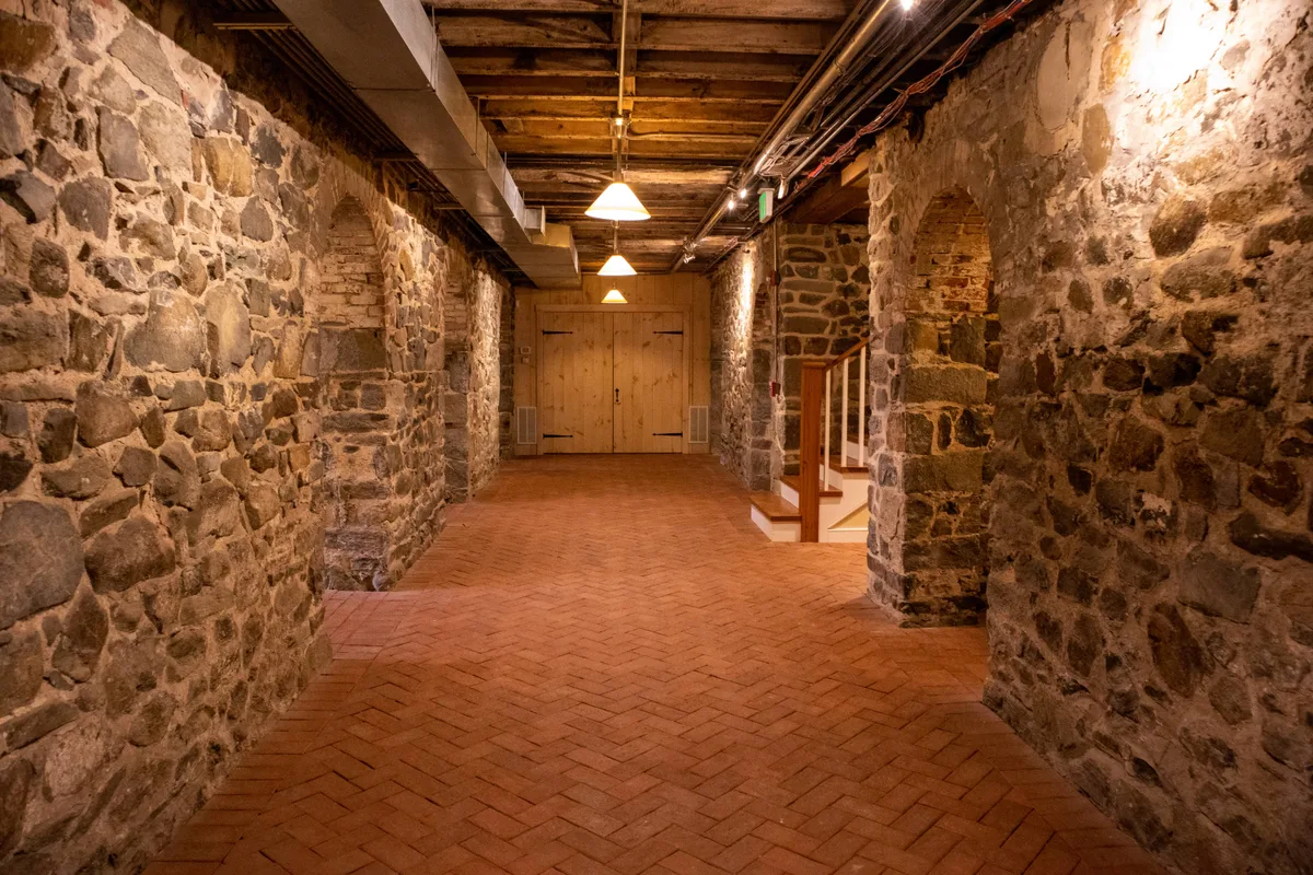 Open-Plan Workspace in Restored 1866 Stone Mansion, 167 sqm, workshop, pop-up rental in Baltimore