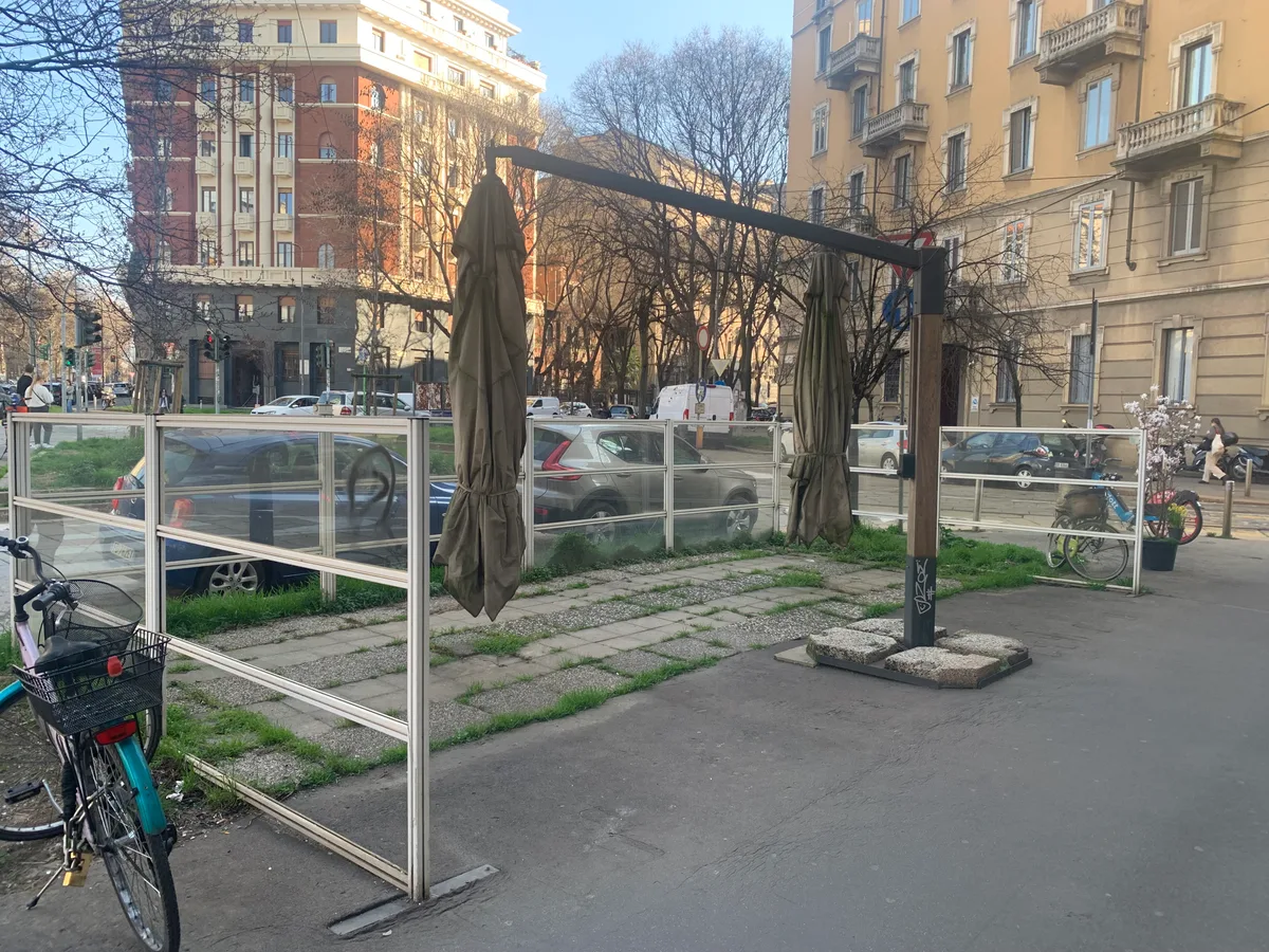 Outdoor Terrace Adjacent to Pharmacy in Central Milan, 30 sqm, retail activation, pop-up rental in Milano