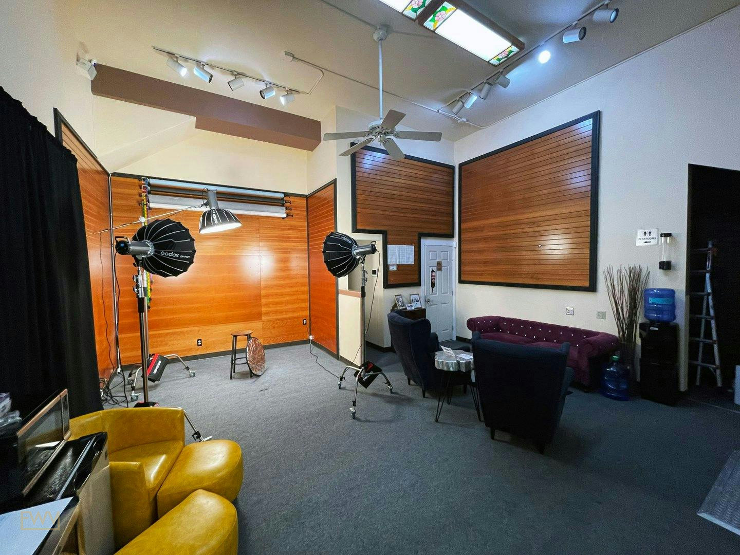 Photo Studio with Equipment on Sunset Boulevard, 93 sqm, photo shoot, pop-up rental in Los Angeles