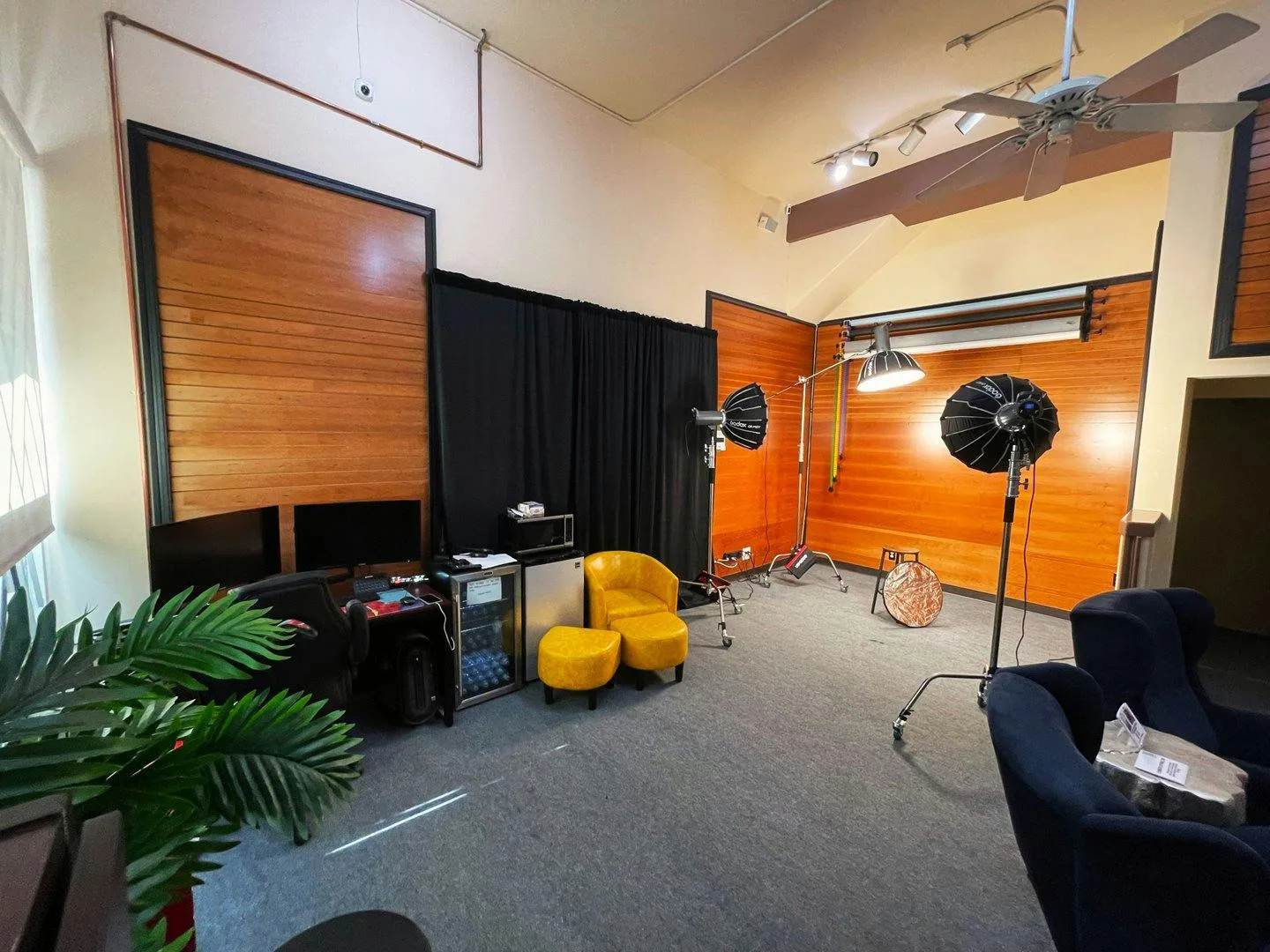 Photo Studio with Equipment on Sunset Boulevard — 2