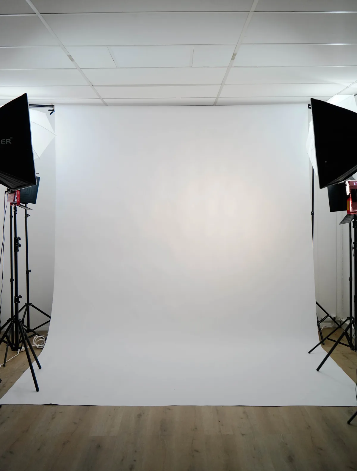 Photographic Studio for Professionals and Individuals, 25 sqm, photo shoot, pop-up rental in Villebon-sur-Yvette