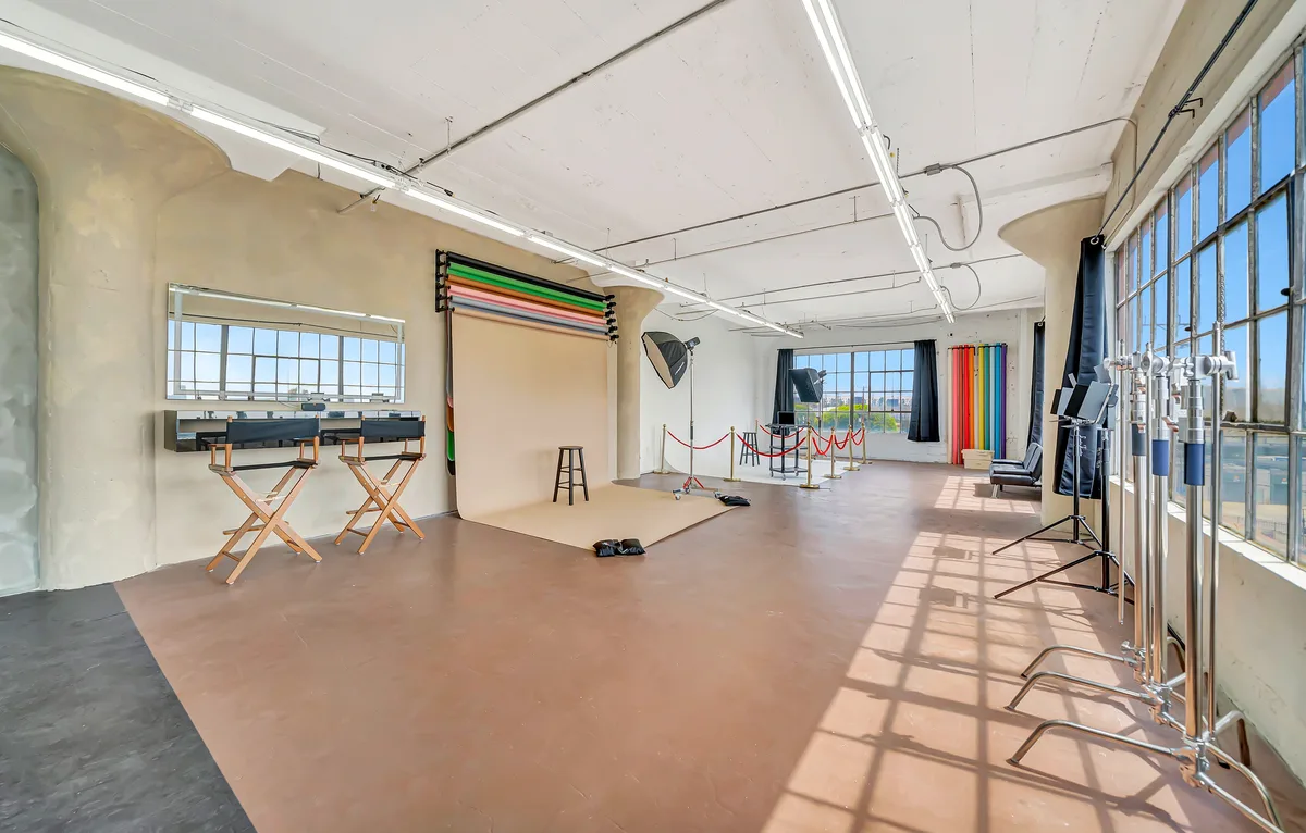 Photoshoot-Ready Studio with FREE Equipment and Skyline View, 206 sqm, photo shoot, pop-up rental in Los Angeles